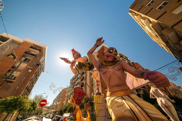 Las Fallas, papírové modely jsou pak postaveny na tradiční oslavě sv. Josefa 15. března2019. Barrio Benimaclet, Valencie, Španělsko. — Stock fotografie