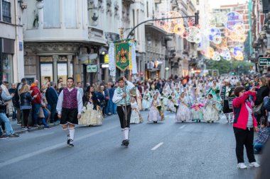 Fallera Komisyonu, Fallas 'ın adak töreni sırasında Calle de la Paz' dan görüldü. Valencia, İspanya - 18 Mart 2019