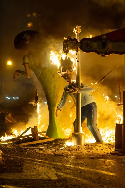 Krema Gecesi. Fallas Şöleni 'nin sonu, sokaktaki tüm kağıt modelleri yakıldığında. Unesco 'nun soyut Dünya Mirası Sitesi. Valencia, İspanya, 19 Mart 2019