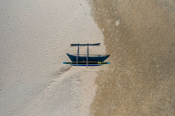 Vista aérea de catamares de pesca em uma praia no sul do Sri Lanka — Fotografia de Stock