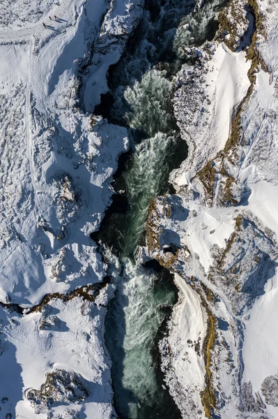 Luftaufnahme von godafoss Wasserfall, schneebedecktes Ufer und Fluss. Island im zeitigen Frühling — Stockfoto