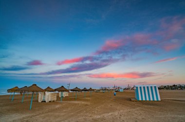 Malvarrosa beach üzerinde renkli gün batımı. Valencia, İspanya