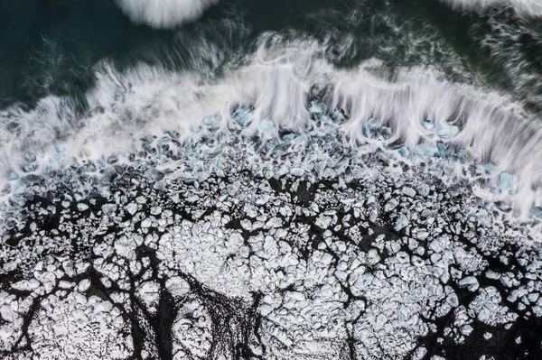 Letecký pohled na ledové kry a ledovce na pláži Diamond během západu slunce. Začátek jara na Islandu — Stock fotografie