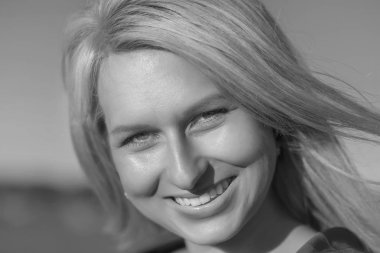 Günbatımı saman yığını üzerinde seksi kadın.