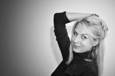 güzel genç kız siyah beyaz portre