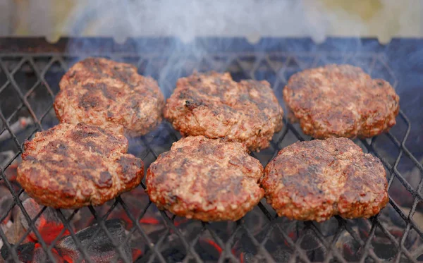 Hovězí nebo vepřové maso grilování hamburgery — Stock fotografie