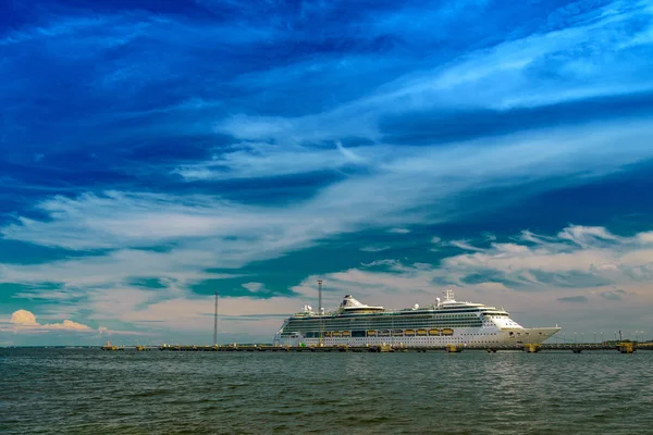 Luxury Cruise Ship anchored in Baltic Sea — Stock Photo, Image