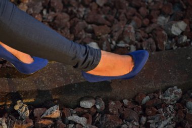 kot pantolon ve demiryolu ile kadın bacak