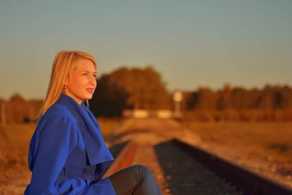 Femme blonde en manteau bleu portrait — Photo