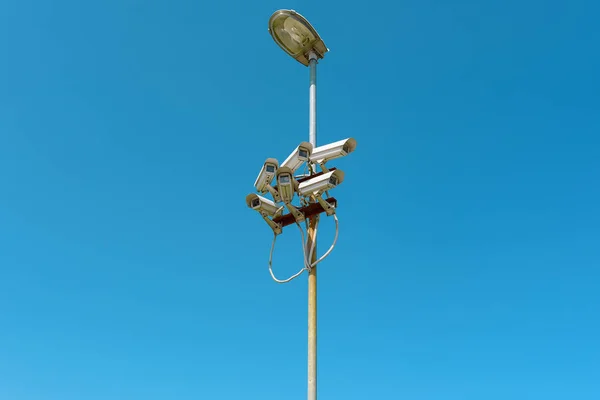 Камера слежения на столбе — стоковое фото