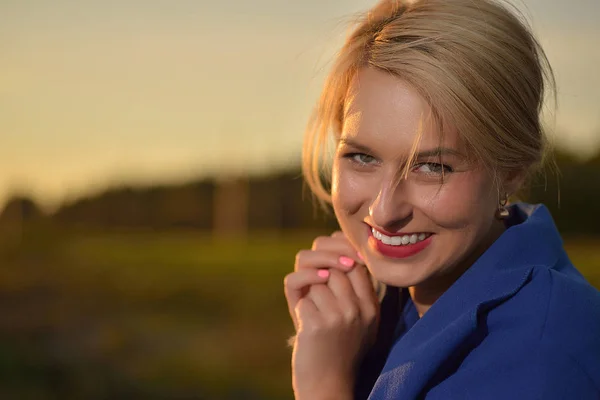 Femme blonde en manteau bleu portrait — Photo