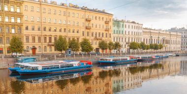 Gezi tekneleri Fontanka Nehri, St. Petersburg, Rusya Federasyonu