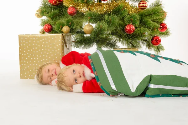 I bambini piccoli carini dormono vicino all'albero — Foto Stock