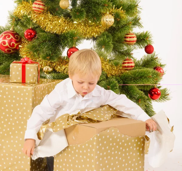 Μικρό αγόρι άνοιγμα giftbox — Φωτογραφία Αρχείου