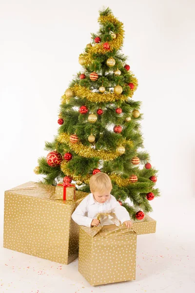 Маленький мальчик открывает коробку подарков — стоковое фото