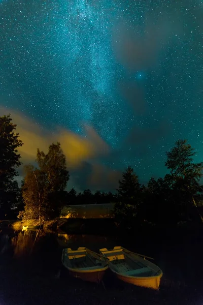 Μπλε σκούρο νυχτερινό ουρανό με πολλά αστέρια και αλιευτικά σκάφη — Φωτογραφία Αρχείου