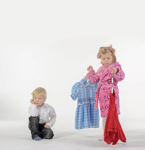 Kinder parodieren das Erwachsenenleben — Stockfoto