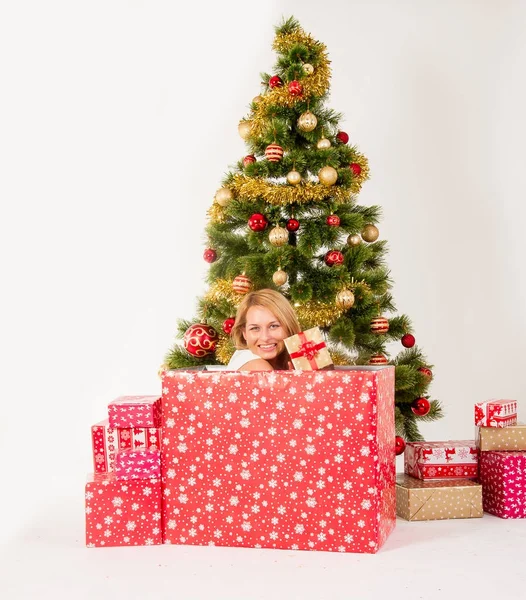 Mooie vrouw poseren in de buurt van de kerstboom — Stockfoto