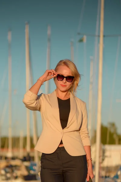 Mulher de negócios posando no porto perto de iates — Fotografia de Stock