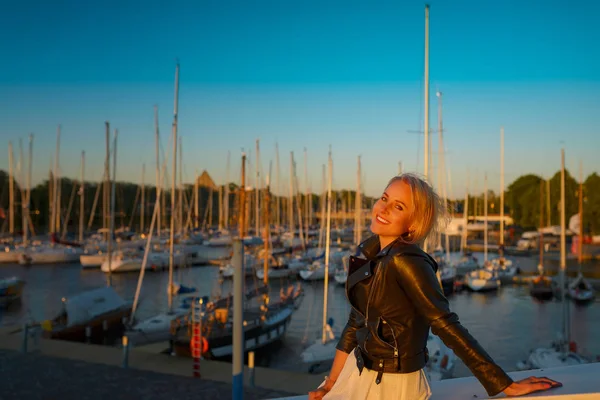 Mulher de negócios posando no porto perto de iates — Fotografia de Stock