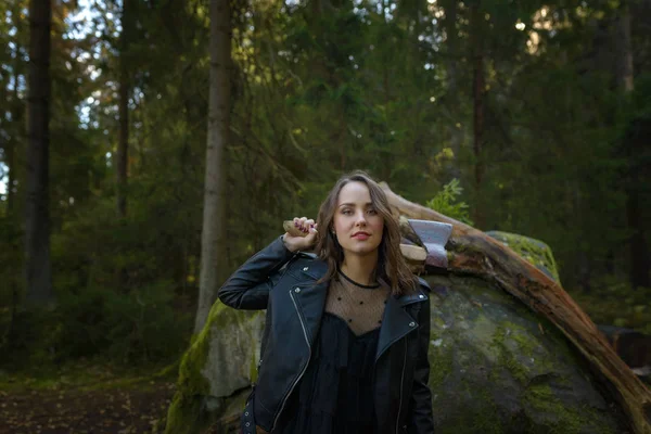 Vacker kvinna med ax i en skog — Stockfoto