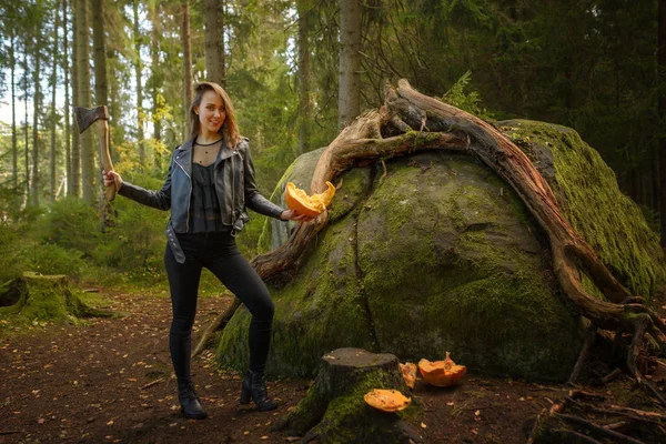 Schönheit mit Axt und abgestraftem Kürbis im Wald — Stockfoto