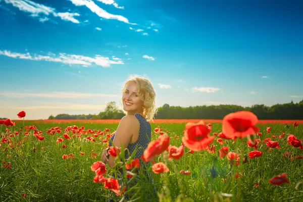 Ingyenes boldog nő élvezi természet. — Stock Fotó
