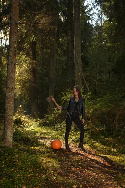 Belleza con hacha y calabaza en un bosque — Foto de Stock