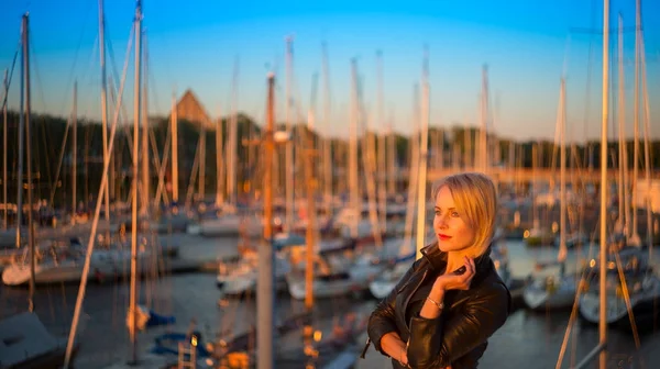 Business woman posing in harbor near yachts — Stock Photo, Image