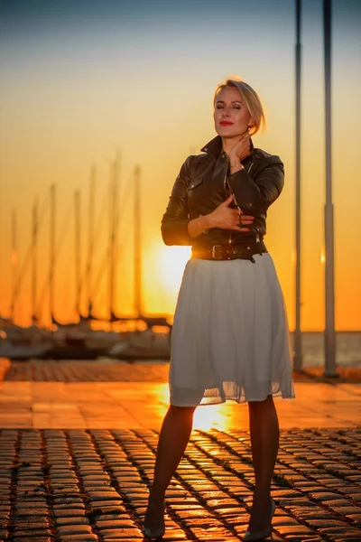 Mujer de negocios posando en el puerto cerca de yates —  Fotos de Stock