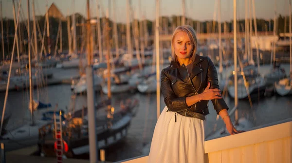 Mulher de negócios posando no porto perto de iates — Fotografia de Stock