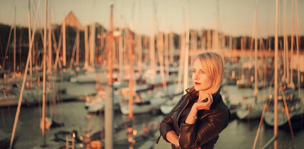 Geschäftsfrau posiert im Hafen in der Nähe von Yachten — Stockfoto