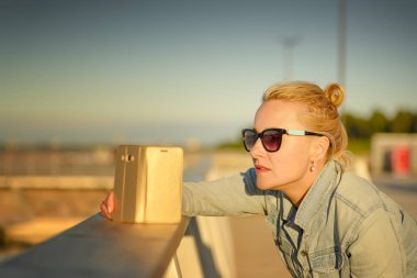 Kadının selfie bir cep telefonu üzerinde yapması