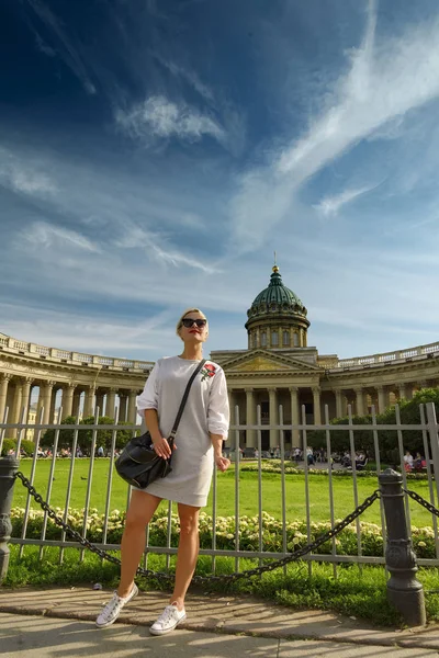 Hermosa mujer posando sobre la Catedral de Kazán en San Petersburgo — Foto de Stock