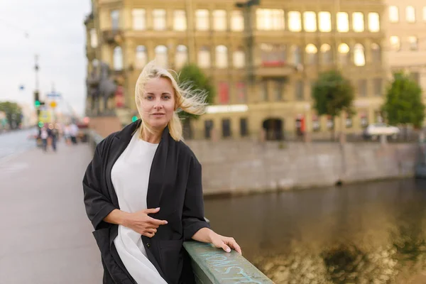 Porträtt av en vacker kvinna i St Pererburg city — Stockfoto