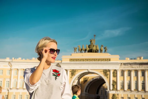 Hermosa mujer posando sobre la Plaza del Palacio en San Petersburgo — Foto de Stock
