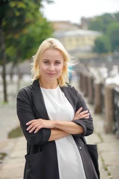 Retrato de una hermosa mujer en la ciudad de St Pererburg — Foto de Stock