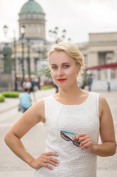 Retrato de uma bela mulher na cidade de St Pererburg — Fotografia de Stock