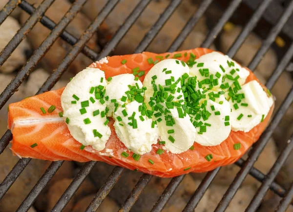 Salmone con formaggio cremoso alla griglia — Foto Stock