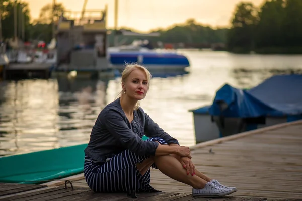 Ділова жінка позує в гавані біля яхт — стокове фото