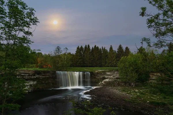 Jagala vattenfall på nattetid och ljusa månen — Stockfoto