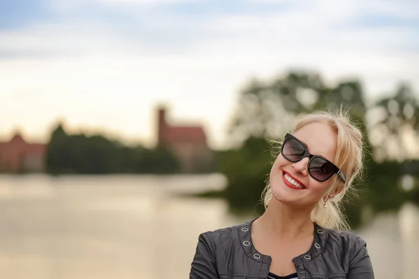 Блондинка красива жінка портрет в парку — стокове фото