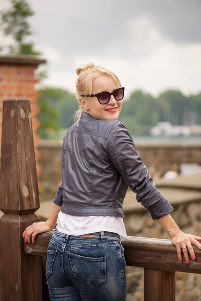 Mooie blonde vrouw portret in park — Stockfoto