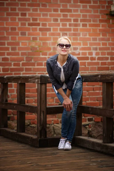 Mooie blonde vrouw portret in park — Stockfoto