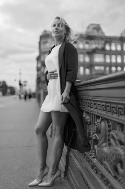 St Pererburg şehirde güzel bir kadın portresi