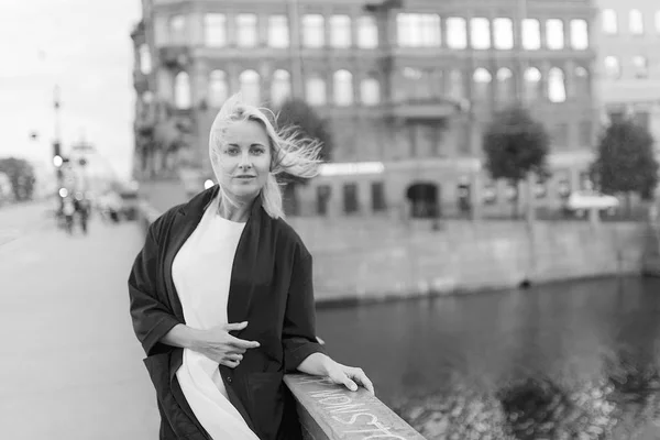 Retrato de una hermosa mujer en la ciudad de St Pererburg — Foto de Stock