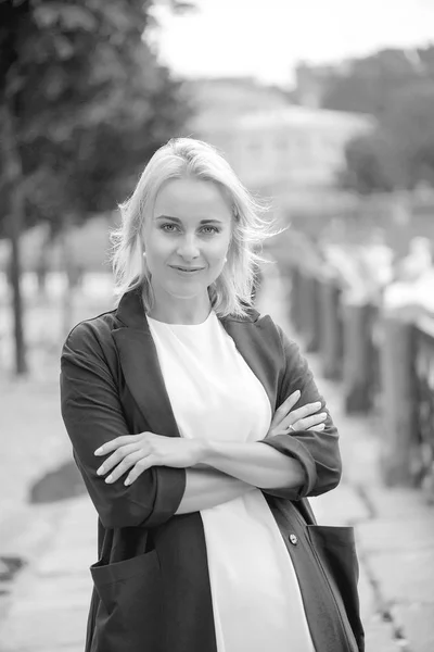 Retrato de una hermosa mujer en la ciudad de St Pererburg — Foto de Stock