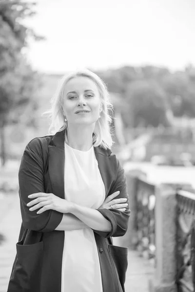 Portret van een mooie vrouw in St Pererburg stad — Stockfoto