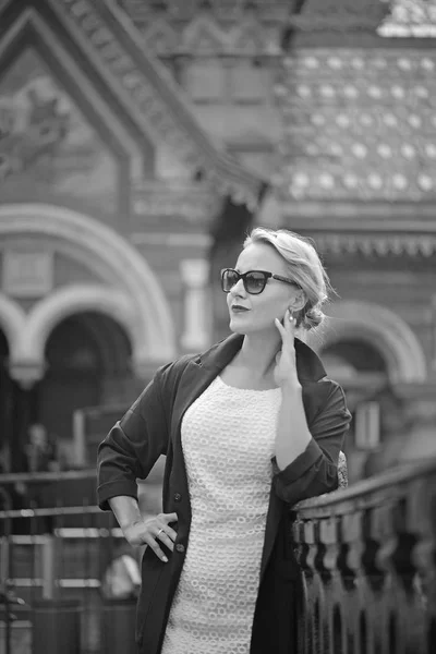 Retrato de una hermosa mujer en la ciudad de St Pererburg —  Fotos de Stock