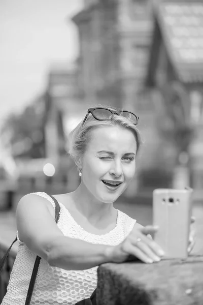 Retrato de una hermosa mujer haciendo selfie en la ciudad de St Pererburg — Foto de Stock